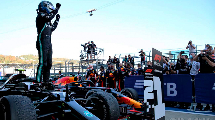 Гран При России закончился седьмой победой команды Мерседес