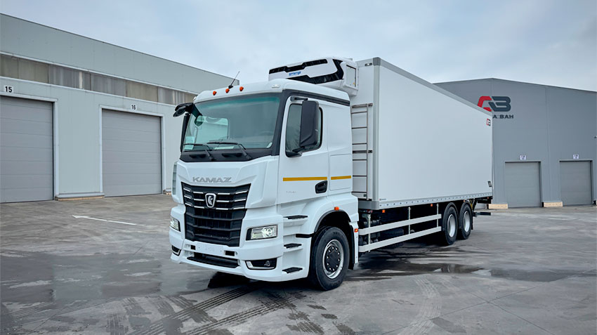 Шасси КАМАЗ-65658 поколения К5 получило 52-кубовый изотермический кузов от компании «Альфа Ван»