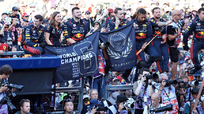На Гран При Японии Ферстаппен завоевал для Red Bull Кубок конструкторов