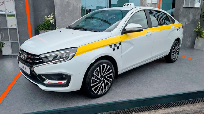ВАЗ показал на ПМЭФ-2025 версию LADA Aura для такси