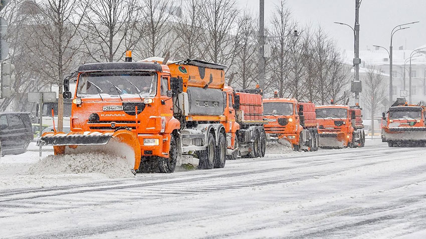 Московские городские службы борются с последствия нового сильного снегопада