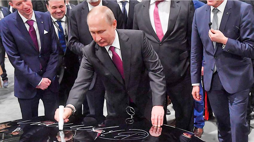 Путин открыл завод по выпуску легковых Mercedes-Benz, прибыв на AURUSе