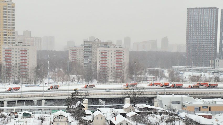 Москву 13 февраля завалило снегом, но коммунальщики работают ударно