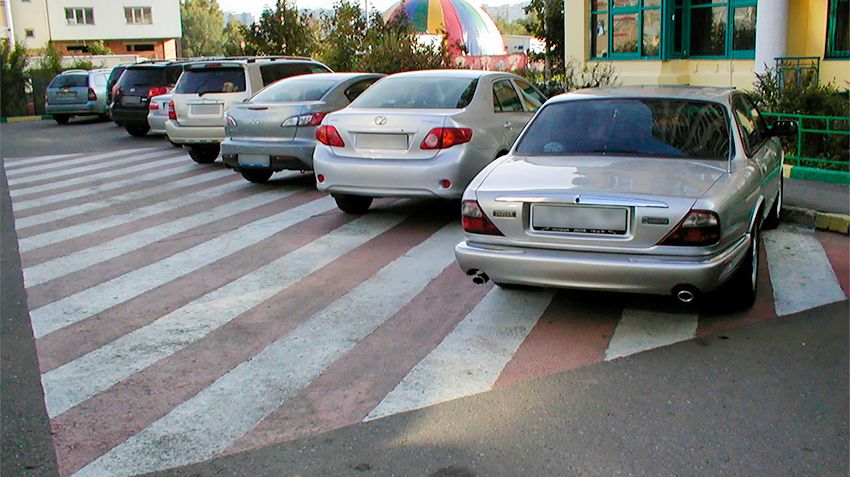 За парковку на площадках для пожтехники и газонах в центре Москвы с 5 декабря берут штраф в 3000 рублей