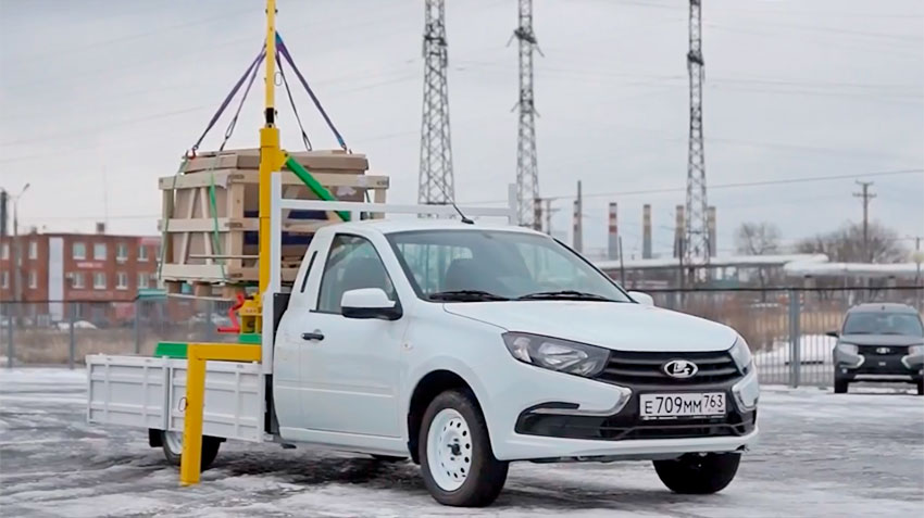 В Тольятти сделали самый маленький в стране грузовик с краном-манипулятором