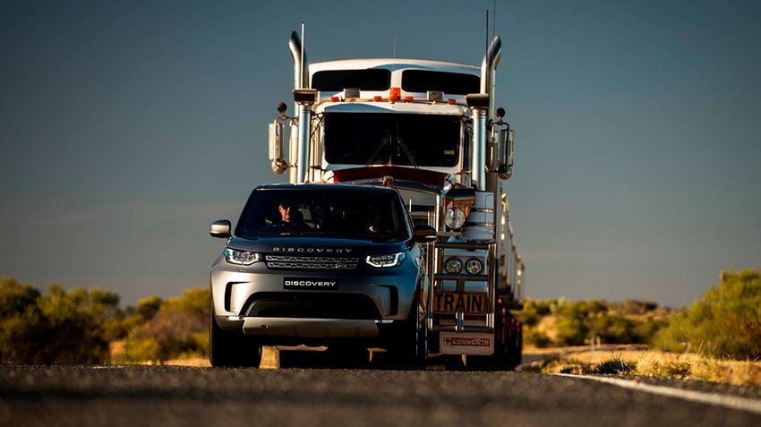 Land Rover Discovery смог сдвинуть с места 110-тонный автопоезд