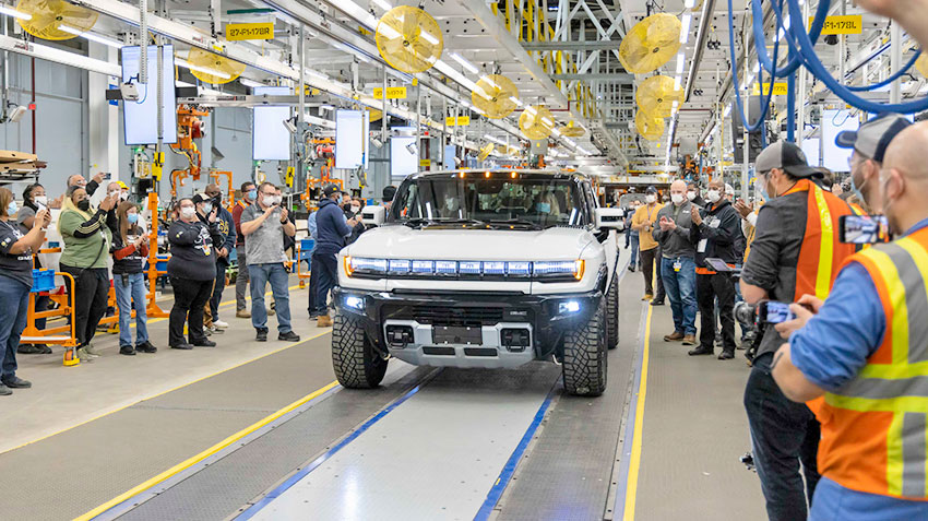 GM запустил в серию электропикап GMC Hummer EV и электрофургон BrightDrop EV600 на заводе Factory Zero