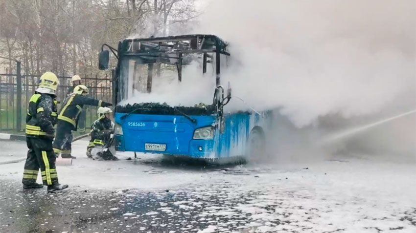 В Москве на улице Намёткина сгорел рейсовый автобус