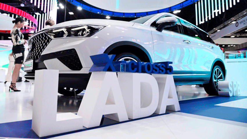 ВАЗ на ПМЭФ-2023 презентовал кроссовер LADA X-cross 5 и возможно перейдет на кириллицу