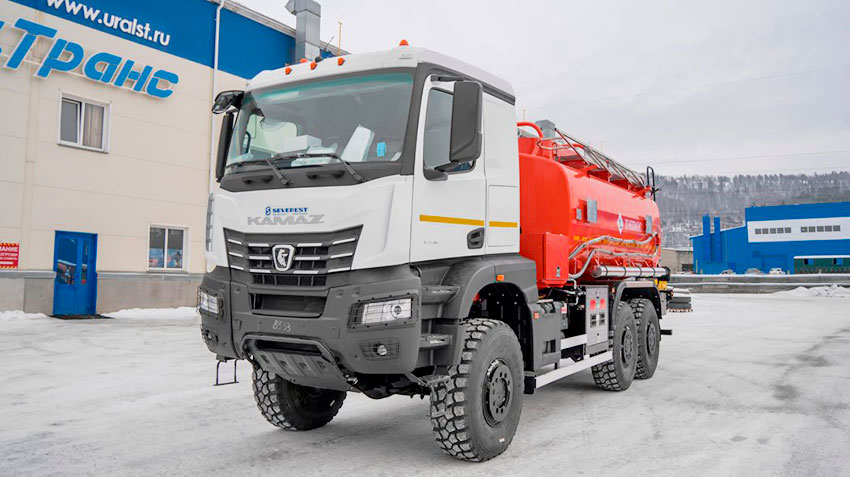 КАМАЗ и «УралСпецТранс» создали новый автотопливозаправщик на шасси КАМАЗ-65959 6х6.1