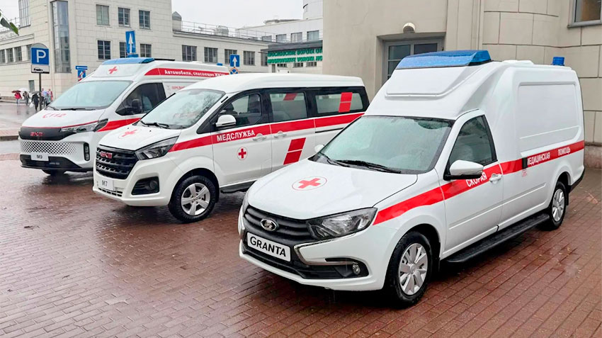 Новый автомобиль медслужбы и «скорые» на базе моделей АВТОВАЗ демонстрируют в Санкт-Петербурге