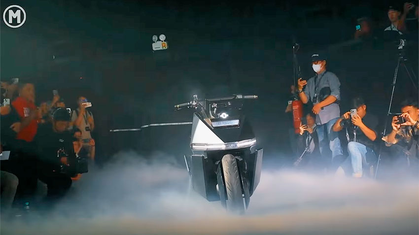 Первый в мире электроскутер OMOWAY OMO X с функцией самобалансировки и автопилотом может стоять на месте и самостоятельно ездить на зарядку