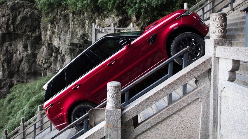 Range Rover Sport взобрался на лестницу длиной 999 ступеней