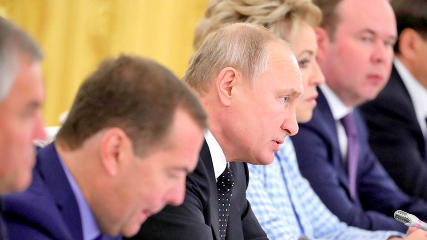 Путин прошелся на Госсовете по безопасности дорог, ремонту и штрафам