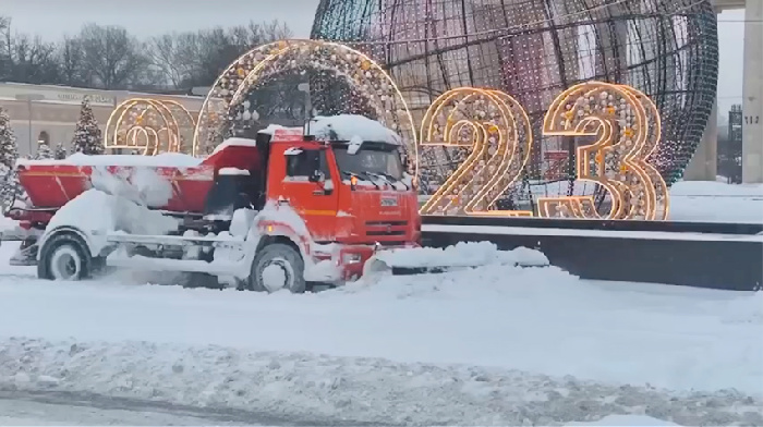 Московские дороги освобождают от снега почти 119 тыс. работников и 12,5 тыс. коммунальной техники