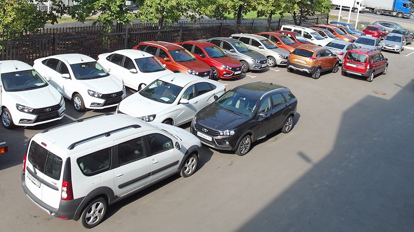 Россияне потратили в этом году на покупку легковых автомобилей уже 1,6 трлн рублей