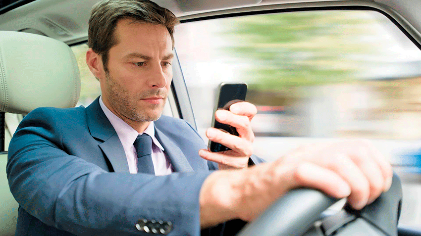 ГИБДД отловит любителей держать мобильник во время вождения