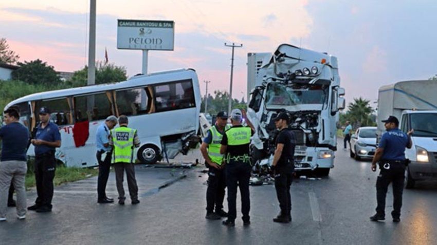 В аварии в Анталье пострадали 13 туристов из России
