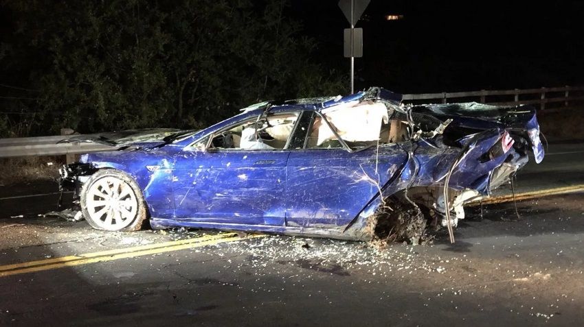 Tesla Model S попала в смертельную аварию. Снова