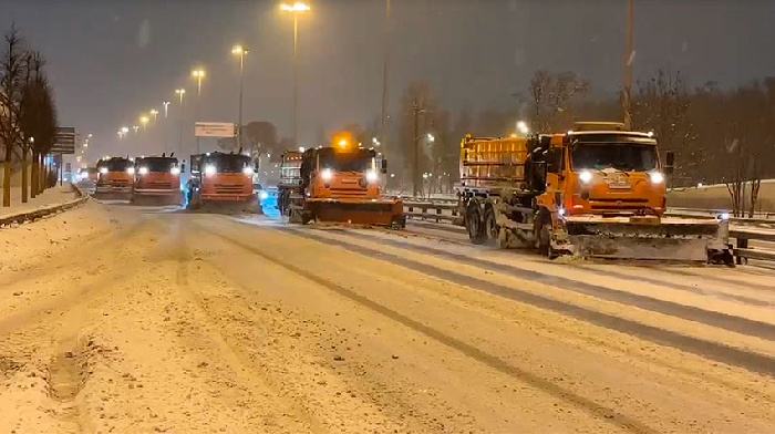 Московские и подмосковные коммунальщики 9 января борются с рекордными снеговыми заносами