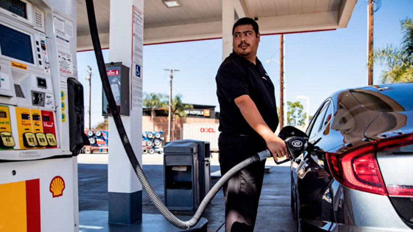 Укрепление рубля сблизило цены на бензин в России и США