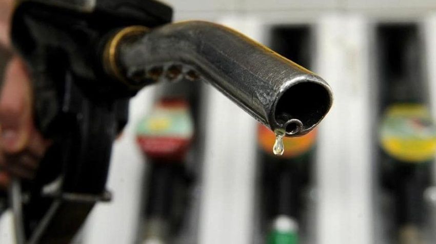 Цены на бензин в России начали падать впервые с августа