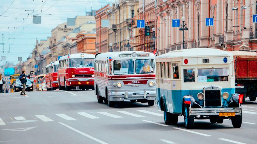 Санкт-Петербург ознакомился в День города с общественным транспортом 20 и 21 веков
