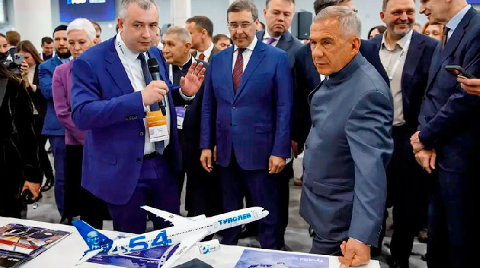 На Российском венчурном форуме в Казани были представлены проекты перспективных лайнеров МС-21-500 и Ту-454  с дальностью полета 9000 и 15 000 км