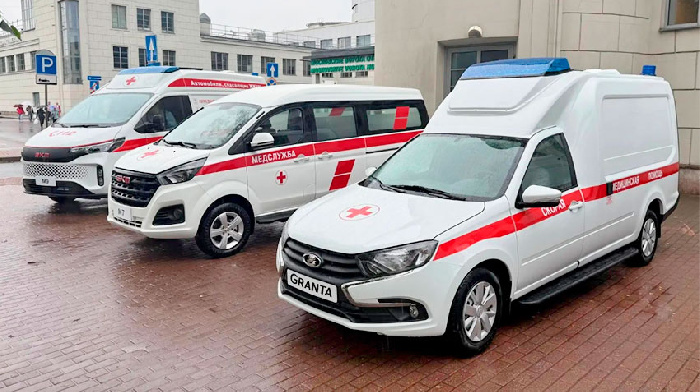 Новый автомобиль медслужбы и «скорые» на базе моделей АВТОВАЗ демонстрируют в Санкт-Петербурге