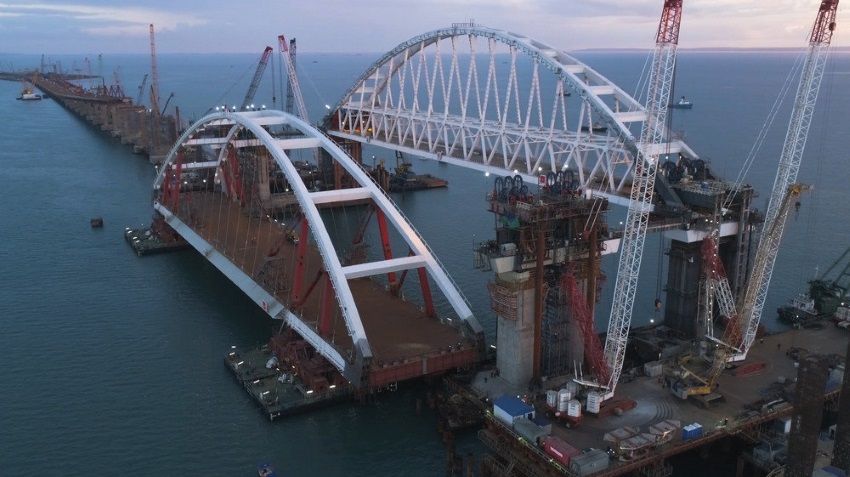 Движение по Крымскому мосту откроют уже в мае