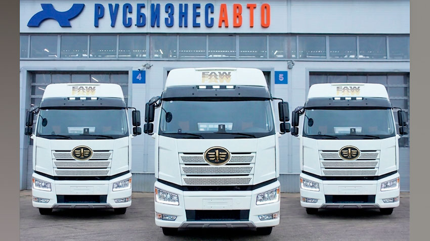 «Русбизнесавто» отгрузило 10 тягачей FAW J6P для логистических перевозок опасных грузов между РФ и КНР
