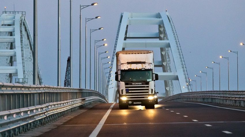 По Крымскому мосту началось движение грузовиков
