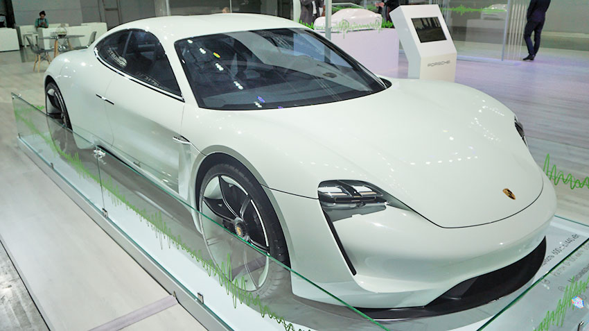 Порше Тайкан стал бестселлером российского рынка электромобилей