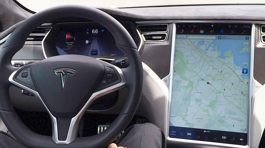 Автопилот Тесла дорожает на фоне претензий контролеров и конкурентов
