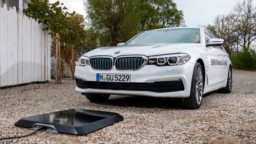 Для гибрида BMW 530e iPerformance станет доступна беспроводная зарядка