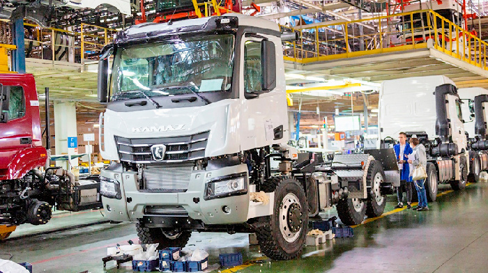 Российский автопром произвел за август на две трети меньше легковушек, но больше среднетоннажных и тяжелых грузовиков