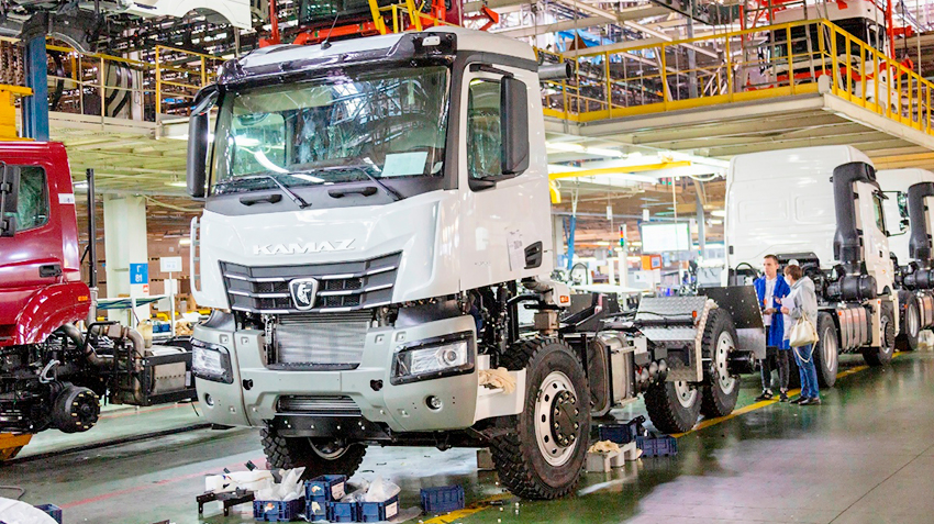 Российский автопром произвел за август на две трети меньше легковушек, но больше среднетоннажных и тяжелых грузовиков