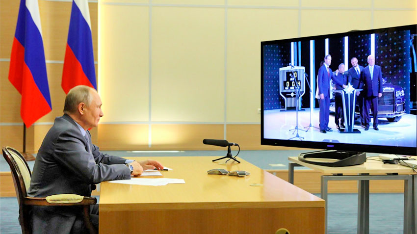 Владимир Путин запустил серийное производство седана AURUS по видеосвязи 