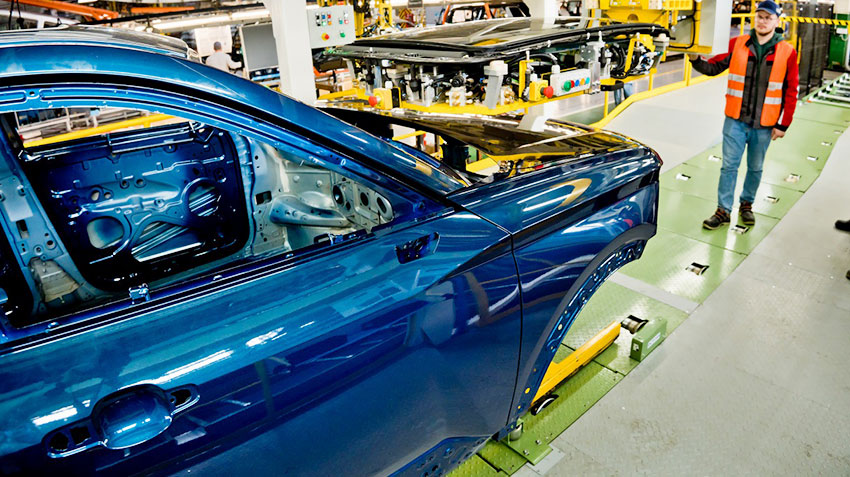 ВАЗ запустил роботизированный стенд монтажа панорамной крыши кроссовера LADA Azimut