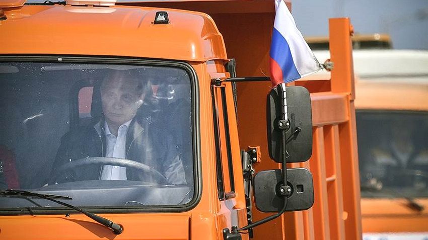 Путин проехал на КАМАЗе по Крымскому мосту