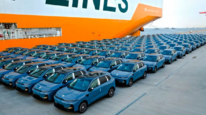 В КНР электромобили в 2025 году несколько потеснили гибриды и превысили половину рынка всех легковушек 