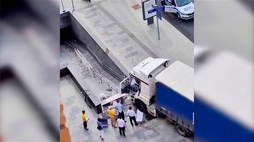 В центре Москвы грузовик таранил подземный переход