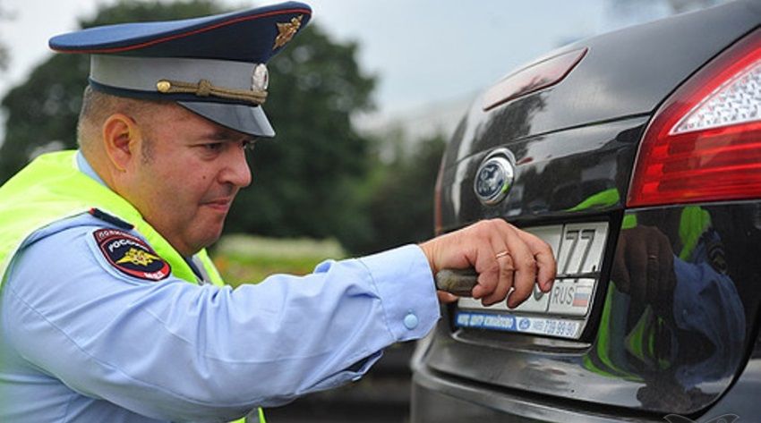 Путин запретил снимать номера с машин