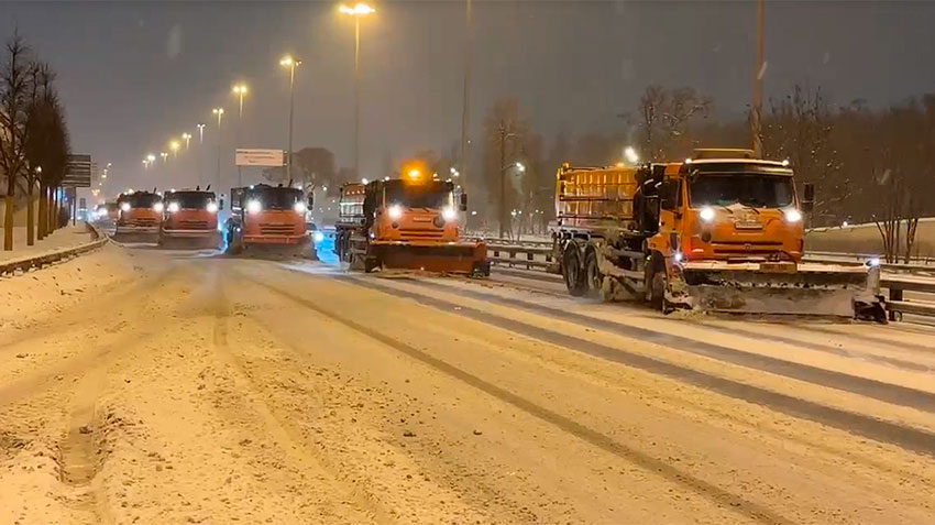 Московские и подмосковные коммунальщики 9 января борются с рекордными снеговыми заносами