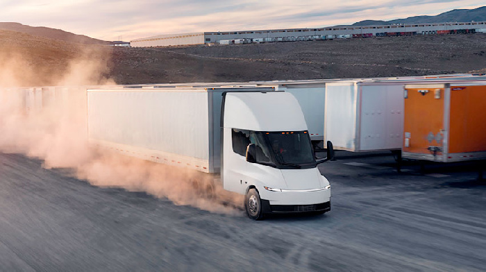 Элекротягач Tesla Semi дошел до серии на девятый год после дебюта
