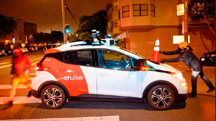 В Сан-Франциско разворачивается «конинг-война» активистов Safe Street Rebel с беспилотными автомобилями