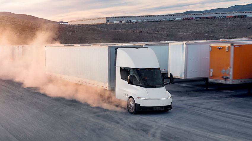 Элекротягач Tesla Semi дошел до серии на девятый год после дебюта