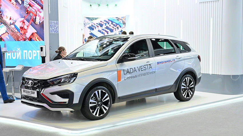 ВАЗ представил на ПМЭФ-2024 предсерийную LADA Vesta с ручным управлением