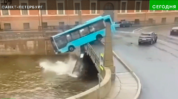 В Санкт-Петербурге в упавшем в Фонтанку с Поцелуева моста автобусе утонули семь пассажиров