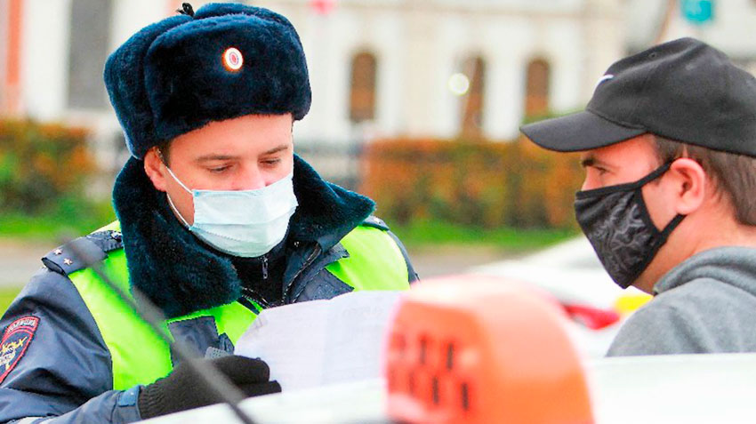 В московском транспорте и такси начали ловить безмасочников
